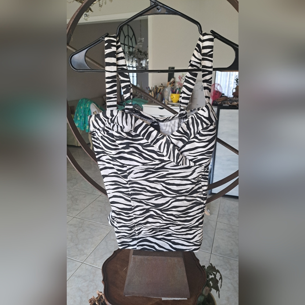 deadly dames large zebra top